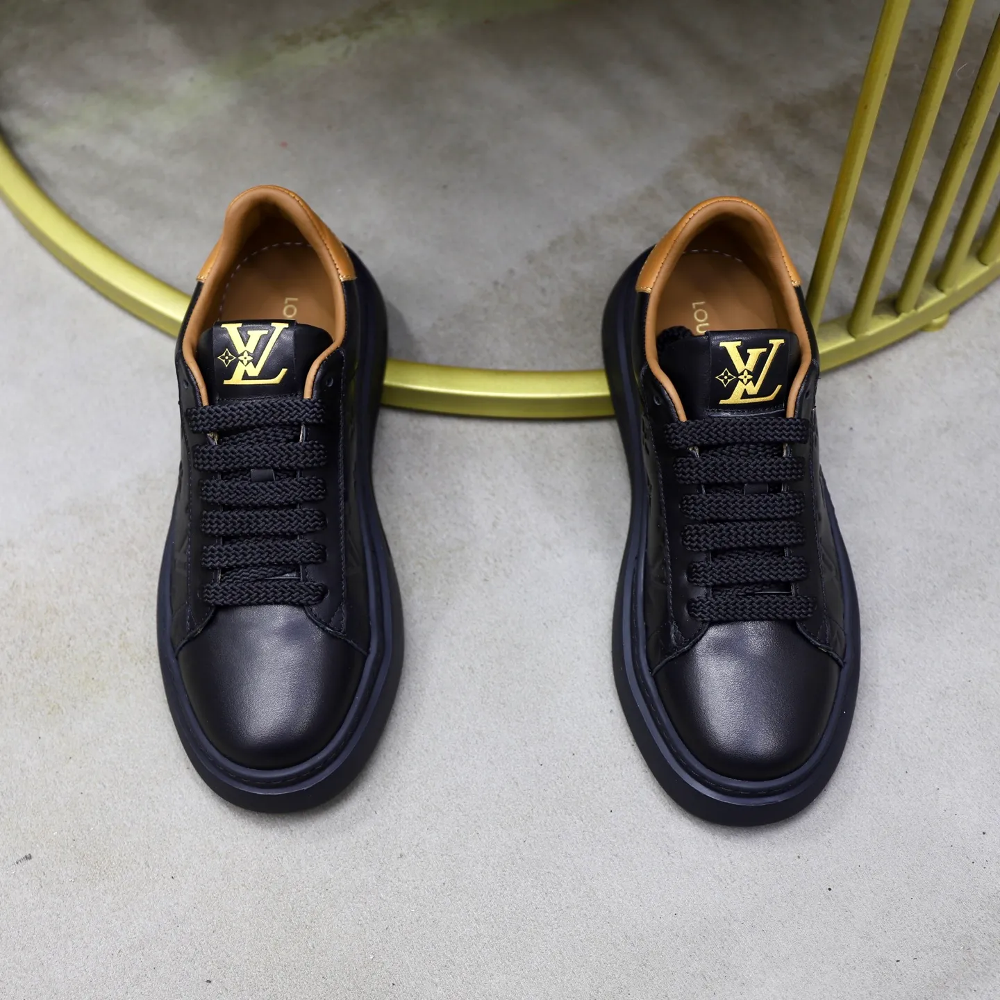 Ex-factory price: 460💰🙅‍♂️🙅‍♂️🙅‍♂️ Brand: LV Louis Vuitton Standard code: 38-44 (45 customized) Grade: Same as the official website Material: Original cowhide fabric Comfortable cowhide lining Increased lightness, wear-resistant and soft outsole Style category: Men's fashionable casual shoes Running sneakers Distinguished luxury brand elements Top luxury Color: actual picture color